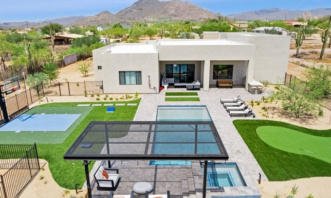 Pinnacle Peak Maison | Desert Oasis W/ Free Heated Pool + Hot Tub + Basketball Court + Golf Simulator!