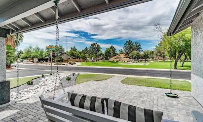 Templeton Manor Maison | Lux Home Near Downtown Gilbert and Chandler-4 Bdrm w/ Pool Table-Pool-Park