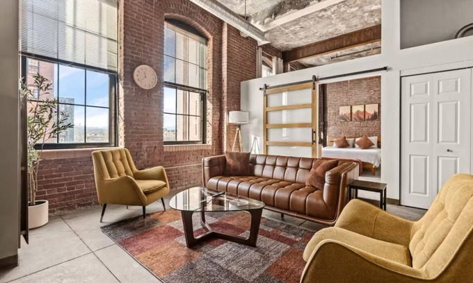Strip District Appartement | Lux Industrial 2 Bedroom 2 Full Bath Strip District & River walk Near Downtown