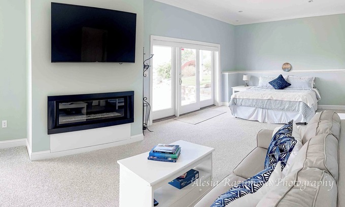 Hull Appartement | Lux KING Bed, Fireplace w/ Patio — 5 min from the beach!