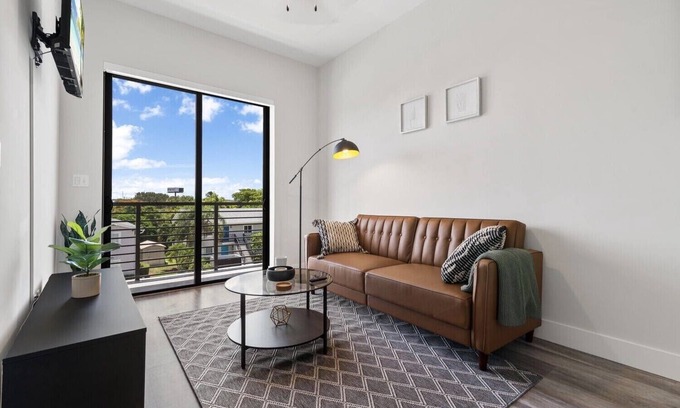 West Palm Beach Appartement | Lux King Suite|EV|Onsite Gym|Near PBI, Beach, Hospitals & shopping