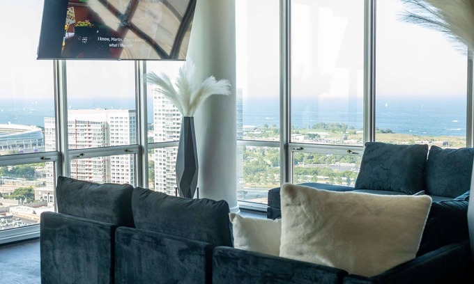Near South Side Appartement | Lux Loop Retreat: Amazing Views, Free Parking