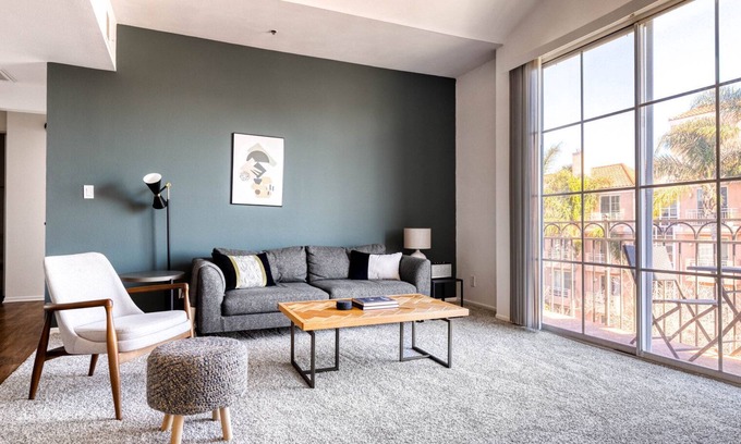 La Brea Appartement | Lux Mid-Wilshire 2BR w/ Sundeck, BBQ, near The Grove, by Blueground