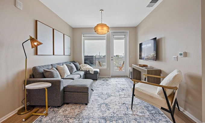 North Park Appartement | LUX Oasis North Park King Beds Workspaces Parking