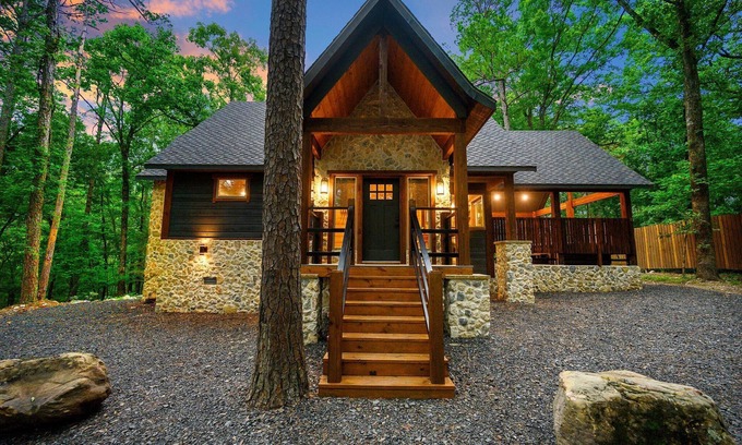 Broken Bow Cabine | Luxe 1 Bedroom W/Spa-like Bathroom, Hot Tub, Traeger Smoker, Location!