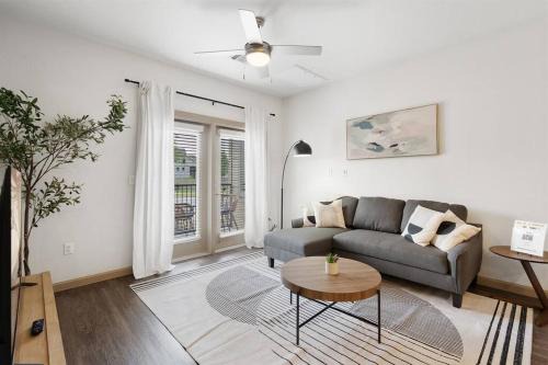 Leander Appartement | Luxe 2B/2B Getaway - Pool, Gym, Garage, Pet Wash