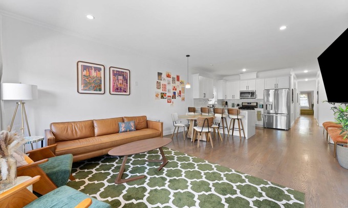 Greenville Appartement | Luxe 3BR Backyard Zen [25 min to NYC] [Sleeps 10]