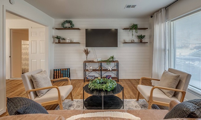 Central Oklahoma City Maison | Luxe 3BR Farmhouse-style Home Near Lake Hefner
