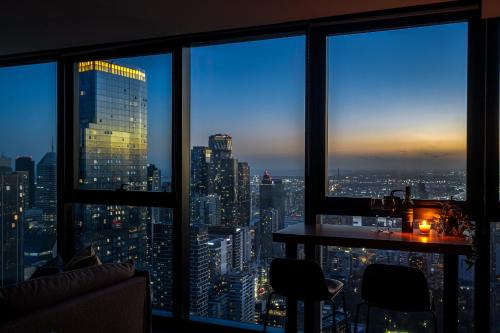 Melbourne Central Business District Appartement | Luxe 3BR Skyline Sunset Residence Level 63 - CBD Views, Parking, Pool, Sauna, Gym