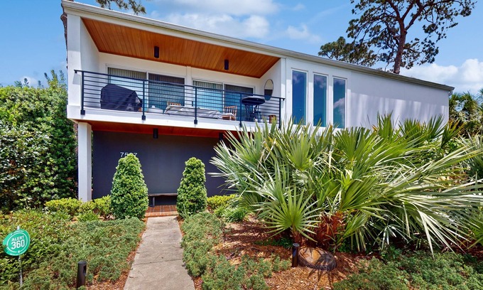 Whitfield Maison | Luxe bay-view escape with private pool, kayak, grill/ice box, & all-new interior