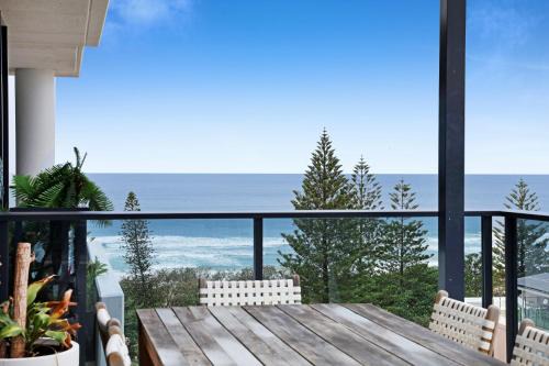 Burleigh Heads Appartement | Luxe Beachfront 2-Bed With Gym Pool & Views