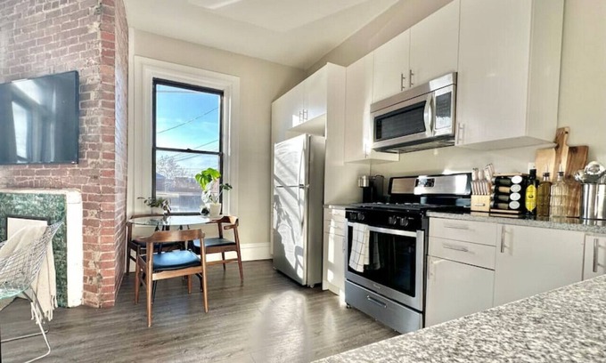 Bloomfield Appartement | Luxe Bloomfield Apt | Free Parking | UPMC/Pitt/CMU