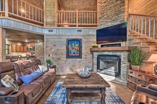 Broken Bow Maison | Luxe Broken Bow Cabin with Tesla Charging Station