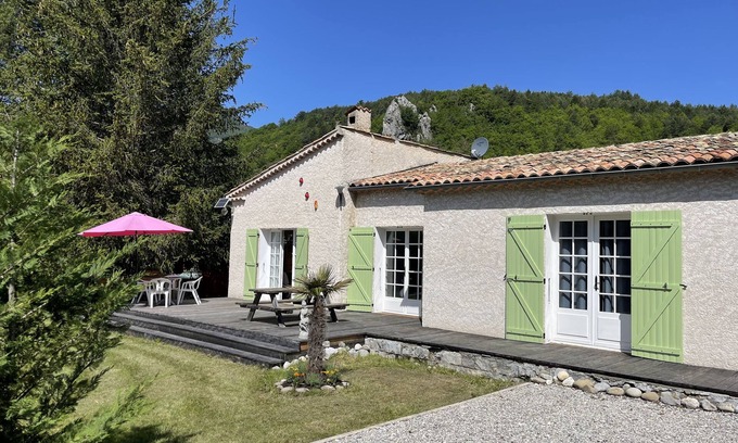 Castellane Villa | Luxe Bungalow met Veel Privacy en Grote Omheinde Tuin Nabij het Centrum