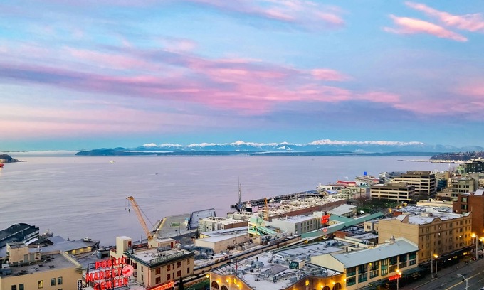 Downtown Seattle Copropriété | Luxe condo overlooking Elliott Bay & Olympic Mountains with pool, hot tub, gym