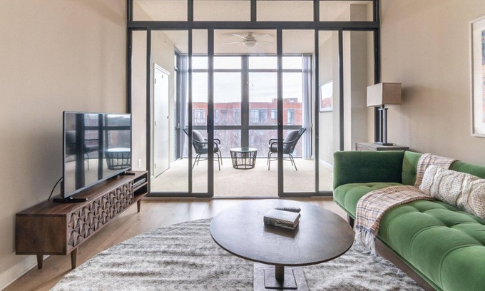 Radnor - Fort Myer Heights Appartement | Luxe Court House 1BR w/ Pool & W/D, nr Landmarks & Dining, by Blueground