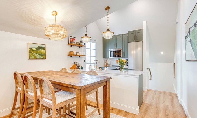 Sloan Lake Appartement | Luxe Designer Flat on Sloans Lake w/ Rooftop Deck