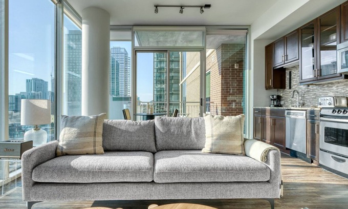 Waller Creek District Appartement | Luxe Downtown 1BR w/ Gym, Deck & W/D, walk to 6th St bars, by Blueground