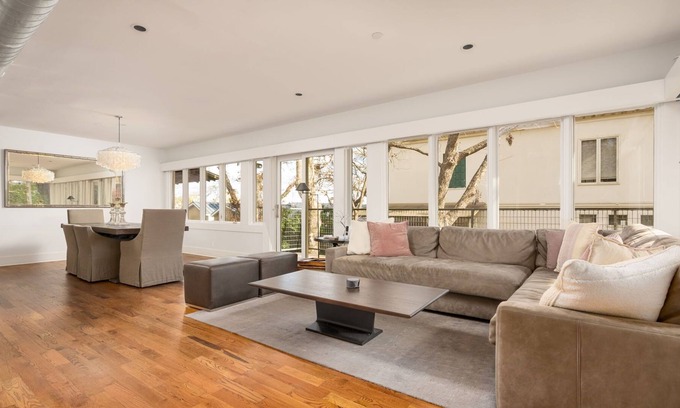 Uptown Maison | Luxe Executive Condo * 4/4 Entire Stand Alone Condo * Very Desirable Area * San Antonio Attractions