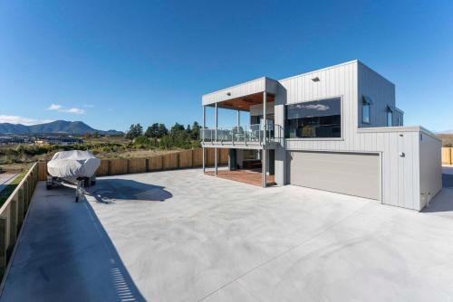 Wharewaka Maison | Luxe Family Haven in Wharewaka