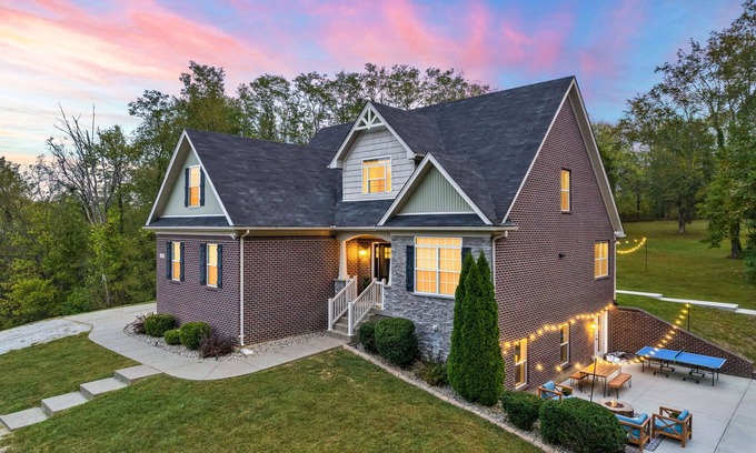 Waddy Maison | ✨Luxe Farmhouse✨Bourbon Trail✨ 4 king Beds ✨Hot Tub Games Trails sleeps 16