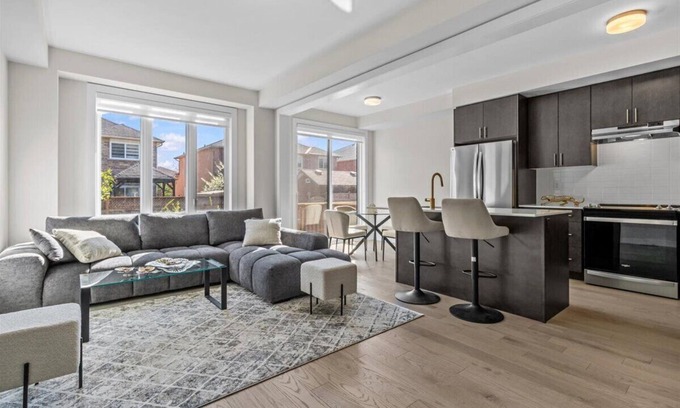 West Oak Trails Maison | Luxe furnished home in Oakville
