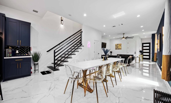 Southeast Houston Maison | Luxe Group Stay 3BR Near Med Center NRG Mins to Downtown Nightlife