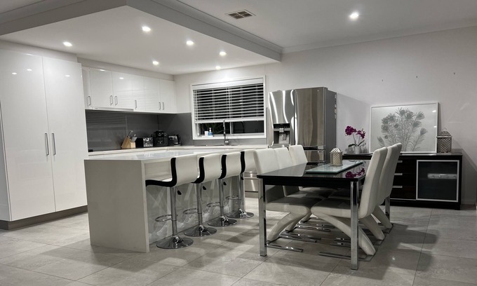 Casey Maison | Luxe Gungahlin 5 Bedroom Home Views Wifi Netflix Wine