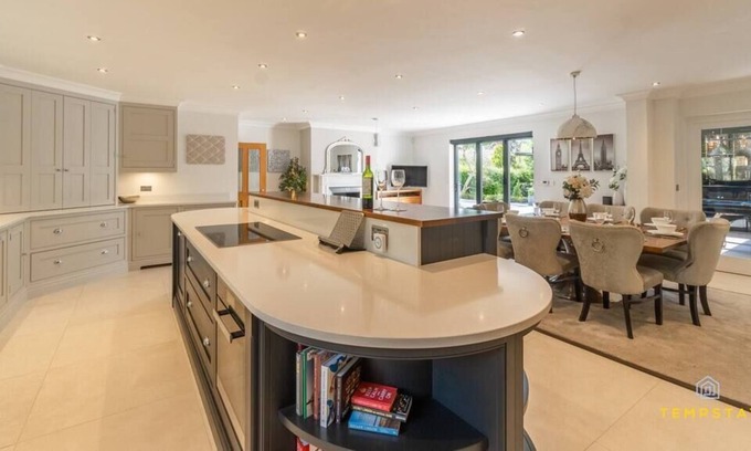 Beaconsfield Maison | Luxe Home with Hot Tub, Cinema & Gym