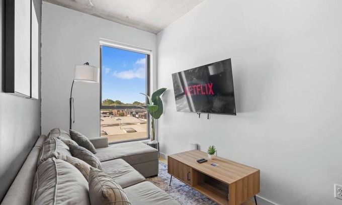 Charlotte Appartement | Luxe King 2BR Suite in South End Charlotte!