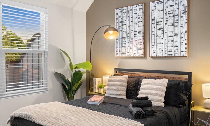 Charlotte Maison | Luxe King 3BR Townhouse Mins to Uptown CLT!