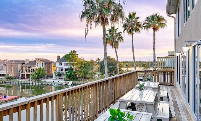 Nassau Bay Maison | Luxe King 5BR House I Waterfront Fishing Game I NASA