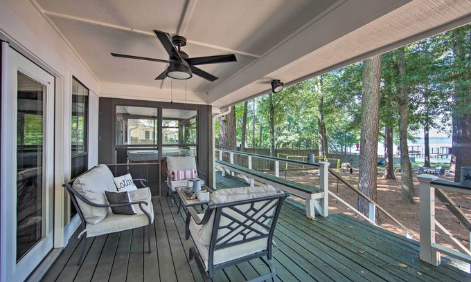 Flint Maison | Luxe Lakehouse w/ Sunset Views on Lake Palestine!