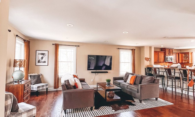 Jim Thorpe Maison | Luxe Lodge @ Poconos - Hiking, Rafting, Biking, Pool Table, Theater & Hot Tub