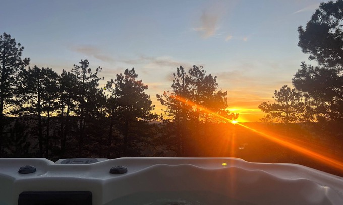 Pine Cabine | Luxe MTN Escape + Epic Views + Indoor/Outdoor Bar!