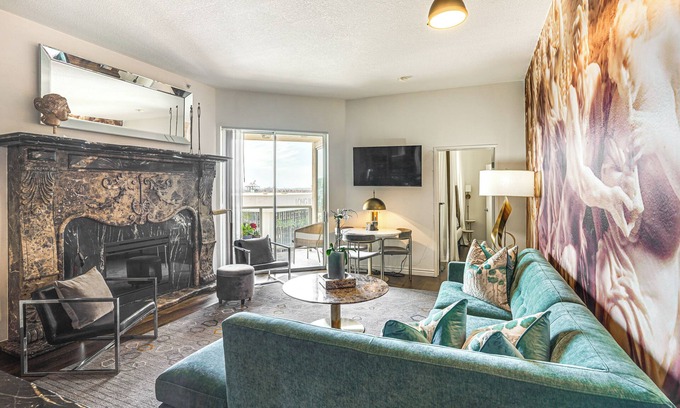 Waterfront Copropriété | Luxe Long Beach Condo w/ Pool: 1 Mi to Shoreline!