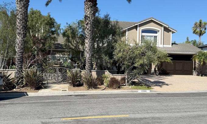 Santa Ana Heights Maison | Luxe Modern Retreat with Pool, Billard table & Gym - Perfect for Entertaining