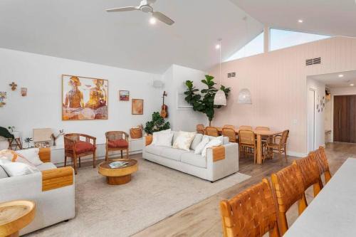 Currumbin Waters Maison | Luxe Modern Waterfront 4BR Oasis Wifi, BBQ & Pool