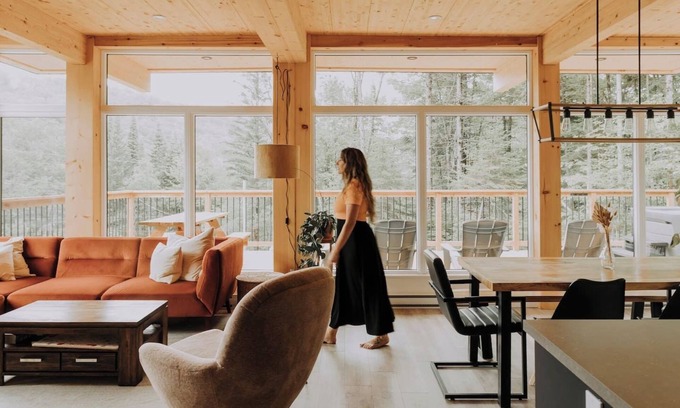 St-Adolphe-d'Howard Chalet De Ski | Luxe Mountain Escape | Hot Tub Fireplace Cozy