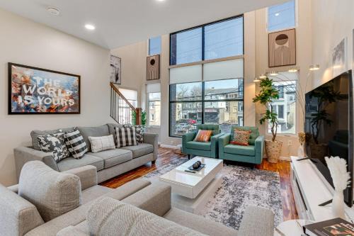 Newark Maison | Luxe Newark Retreat with Rooftop Deck Pets Welcome!