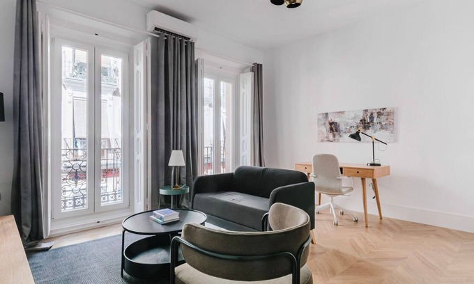Barrio de La Latina Appartement | Luxe Palacio 2BR w/ Balcony & A/C, nr Bars & Dining, by Blueground