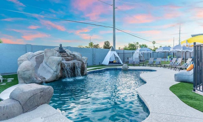 Paradise Valley Village Maison | Luxe~Pickleball~Heated Pool~Slide~Basketball Court