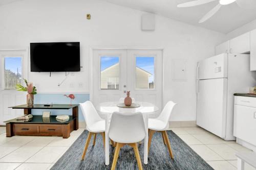 Lynn Haven Appartement | Luxe Pool Casita w Saltwater Pool 25 Min to PCB