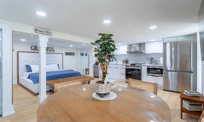 Huntington Appartement | Luxe Provincial Style Studio w/ Patio & Parking