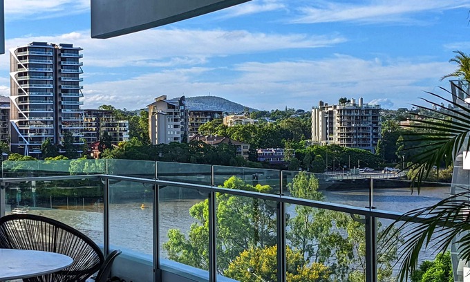 West End Appartement | Luxe riverfront apartment with pools, parking, gym