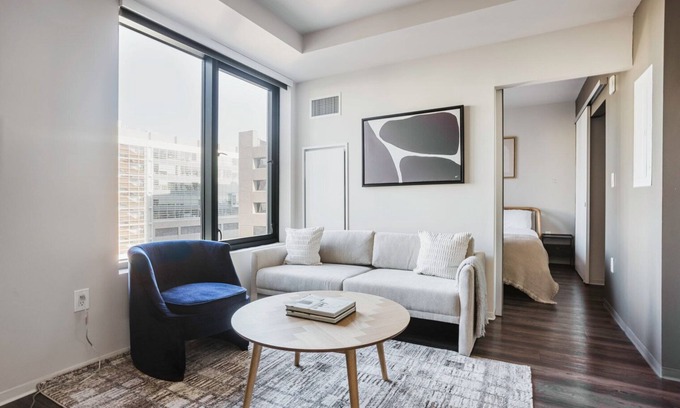 Theatre District Appartement | Luxe Theater Dist 2BR w/ Gym, Lounge, Rooftop & A/C, by Blueground