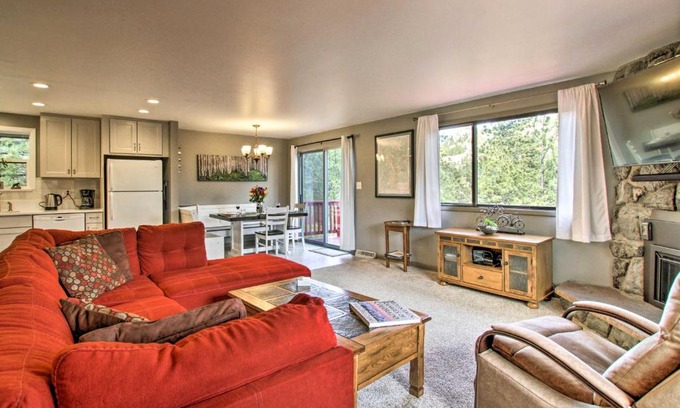 Estes Park Maison | Luxe Updated Home with Grill and Hot Tub 4 Mi to RMNP