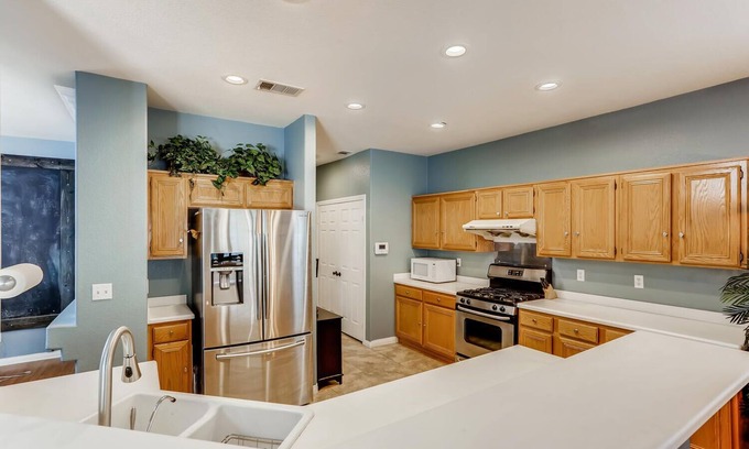 Spring Valley Maison | Luxe Vegas Oasis -- Sleeps 10 -- 5 Plush Beds -- 15 min from Strip