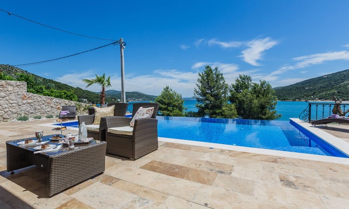 Marina Villa | LUXE! Villa à la mer!15min de l'aéroport de Split, cheminée, piscine à débordement, kayak