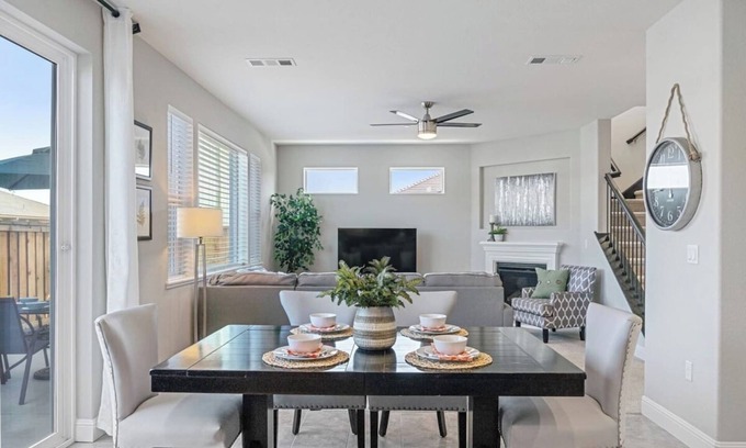Pittsburg Maison | LuxoStays| ! Spacious, Cozy and Peaceful 5BR House